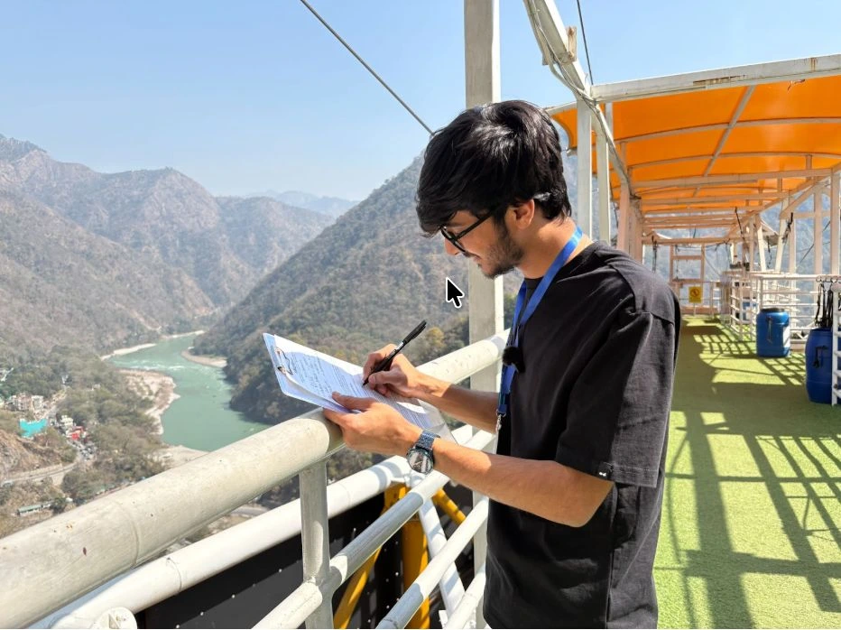 Person standing on the highest bungy jumping tower in Rishikesh — Himalayan Bungy